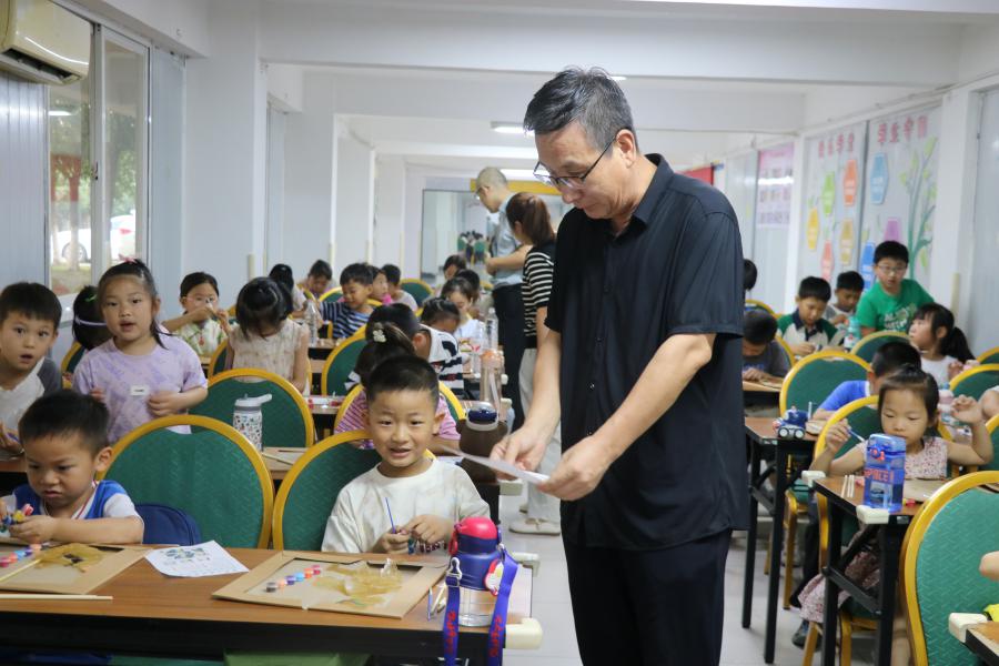 童心傳承非遺 黨員助力皮影藝術(shù)  - 5.jpg